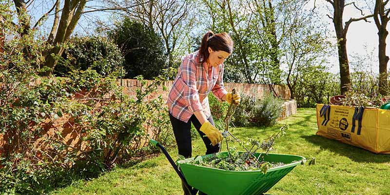 lady-using-wheelbarrow-and-hippobag-in-garden.jpg