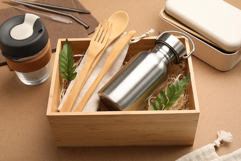 Plastic free alternatives to use for consuming food and drink in a wooden box